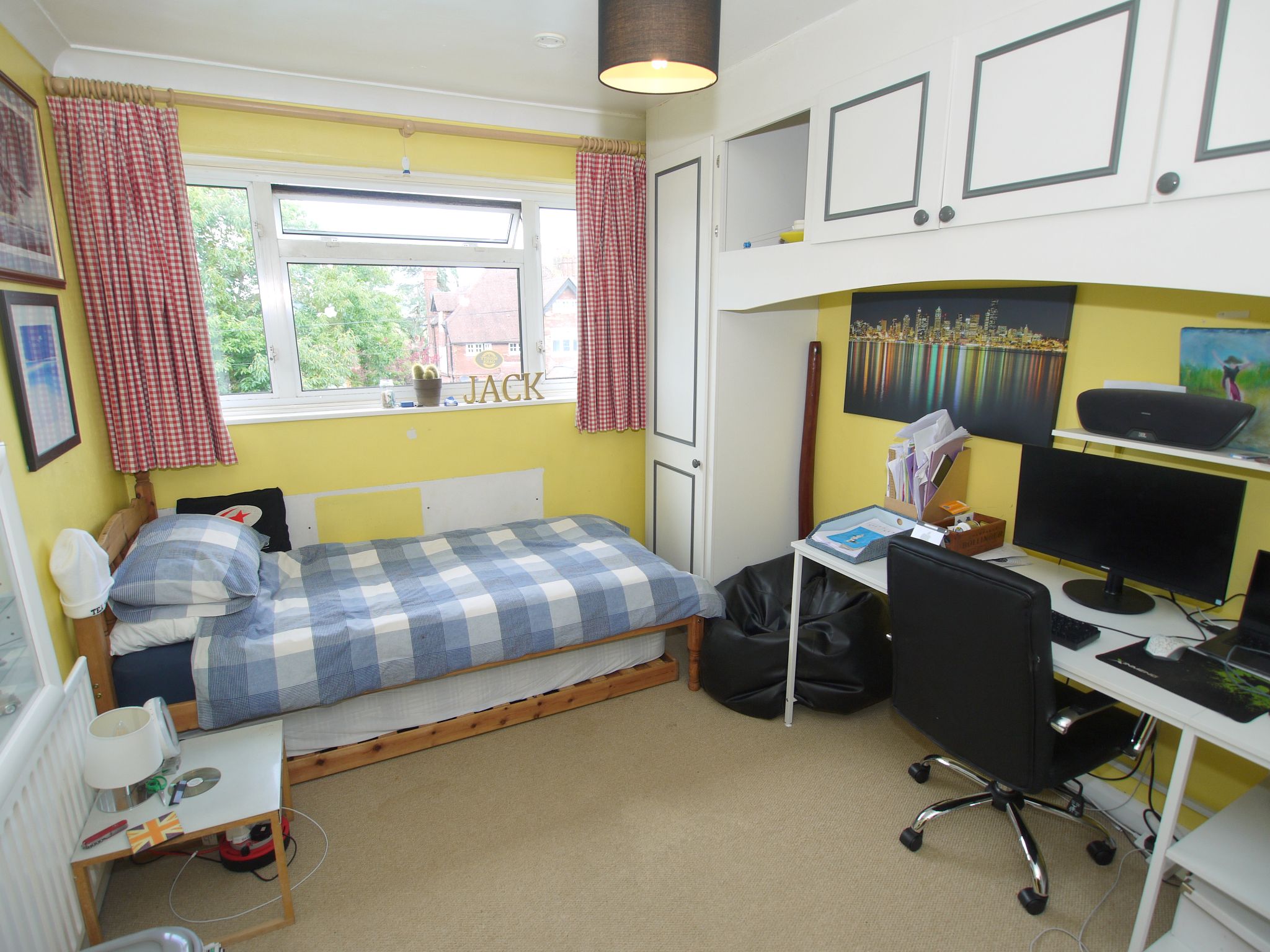 3 bedroom mid terraced house Sold in Sevenoaks - Photograph 8