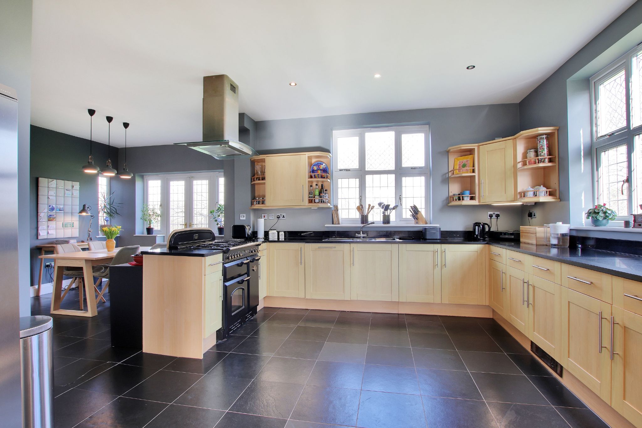 5 bedroom detached house Sold in Tonbridge - Photograph 10