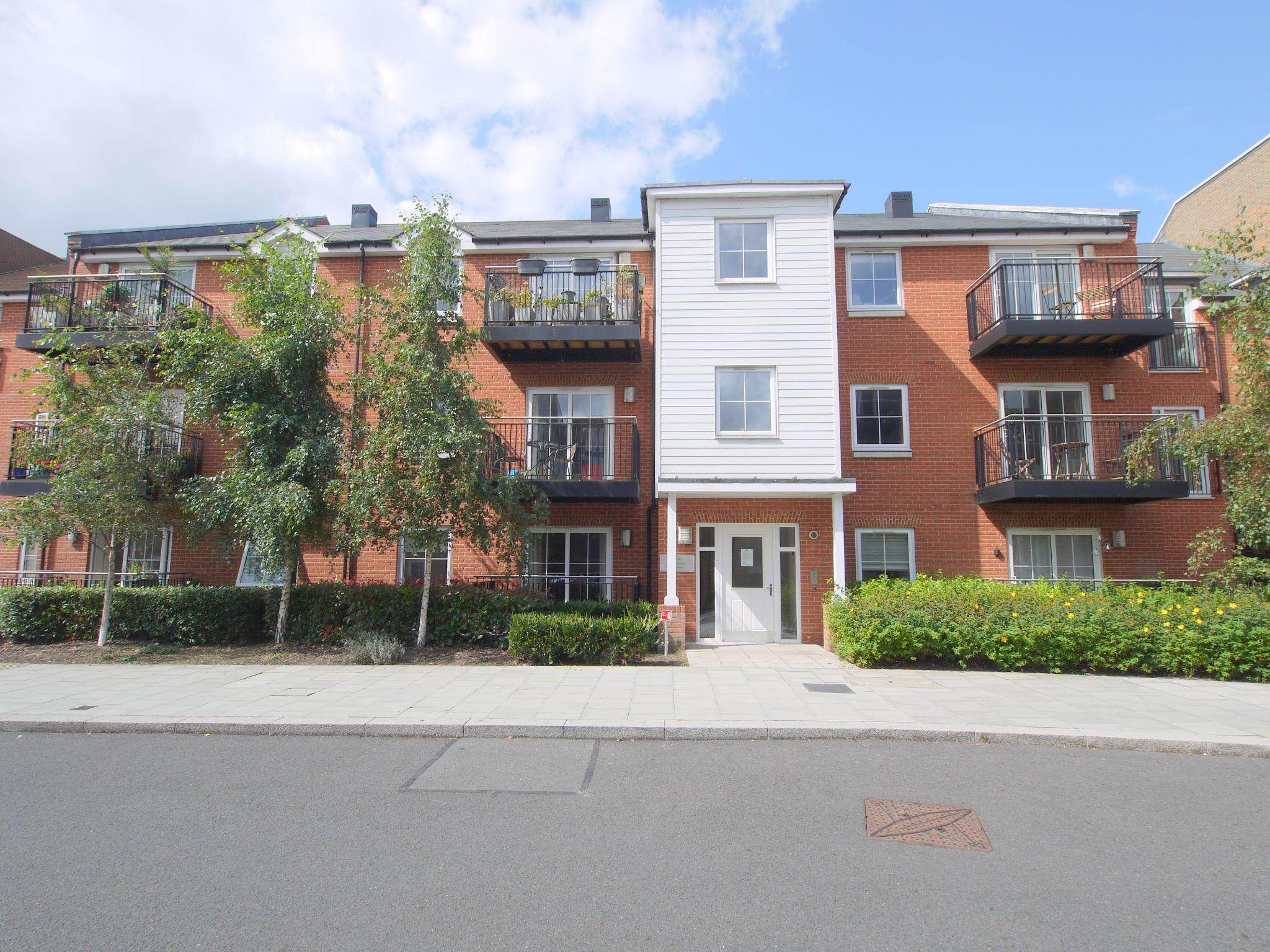1 bedroom apartment Sold in Sevenoaks - Photograph 1