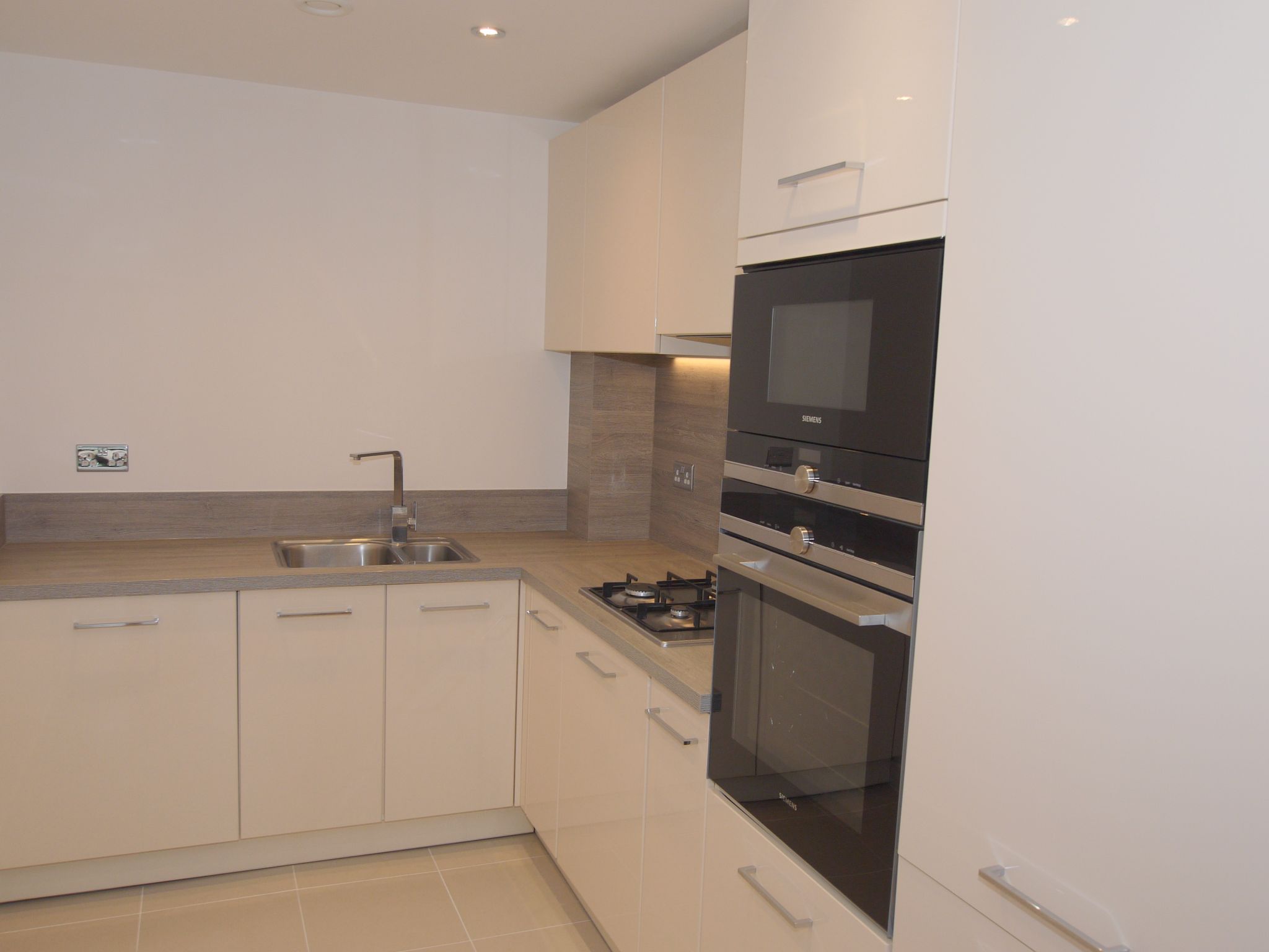 1 bedroom apartment Sold in Sevenoaks - Photograph 3
