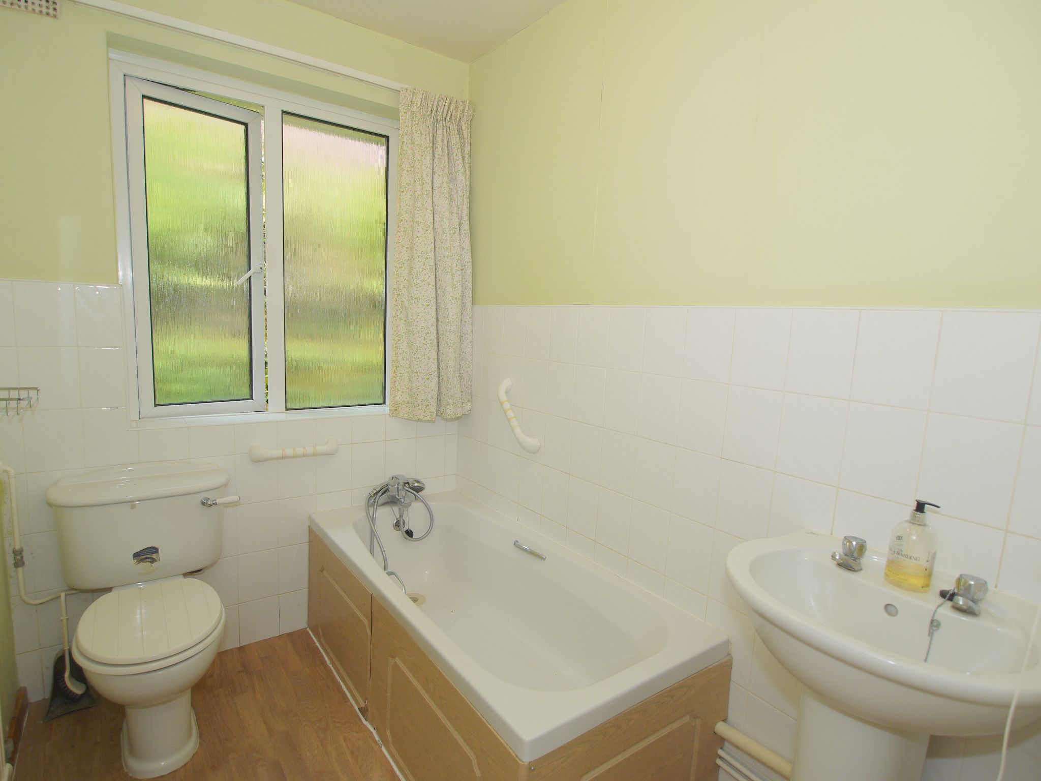 3 bedroom detached bungalow Sold in Sevenoaks - Photograph 9