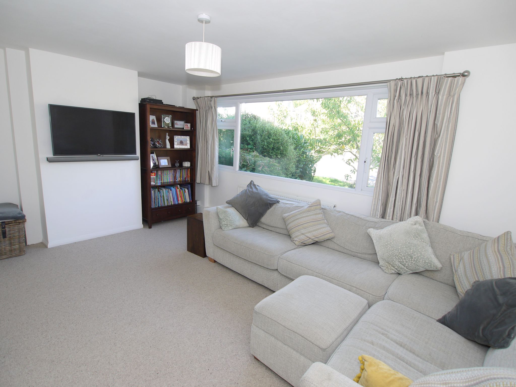 3 bedroom semi-detached house Sold in Sevenoaks - Photograph 3