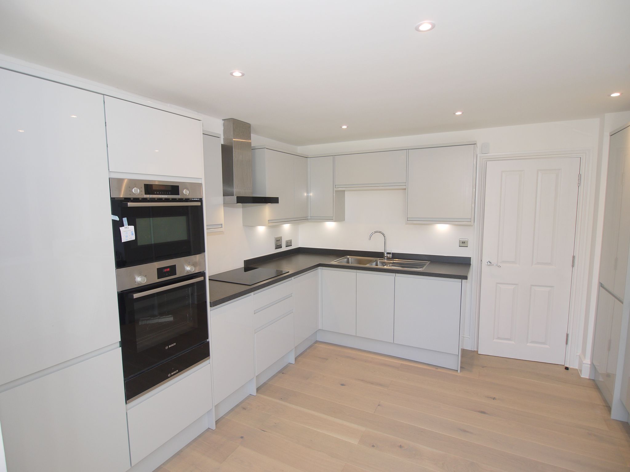 2 bedroom end terraced house Sold in Sevenoaks - Photograph 2