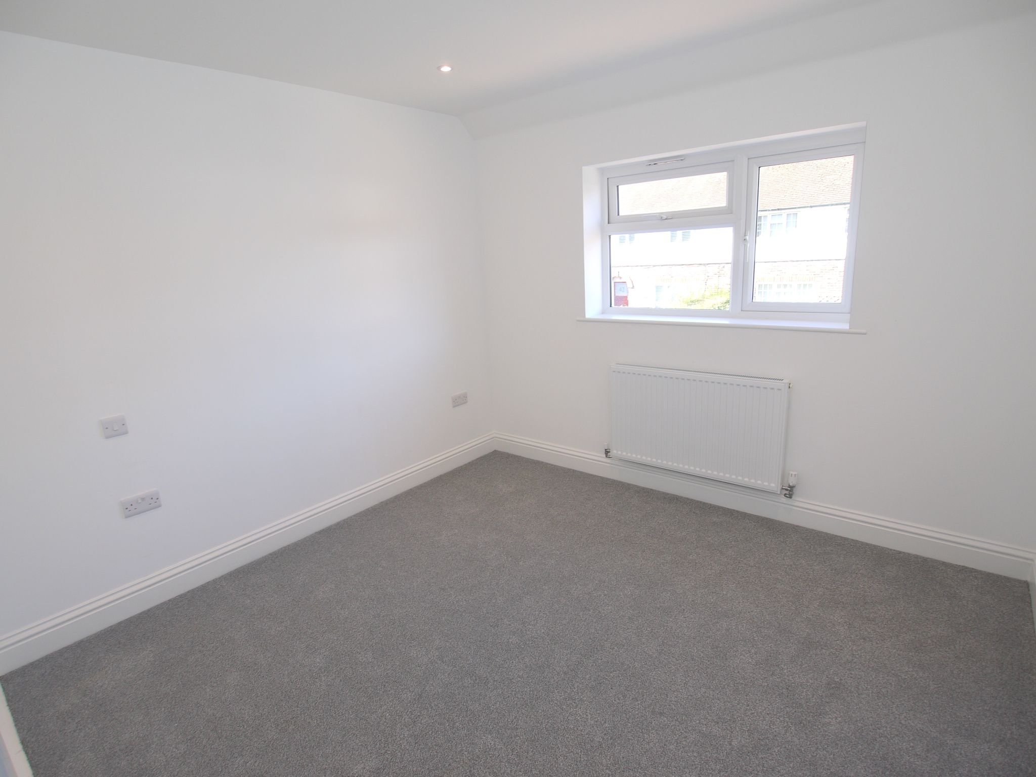 2 bedroom end terraced house Sold in Sevenoaks - Photograph 8