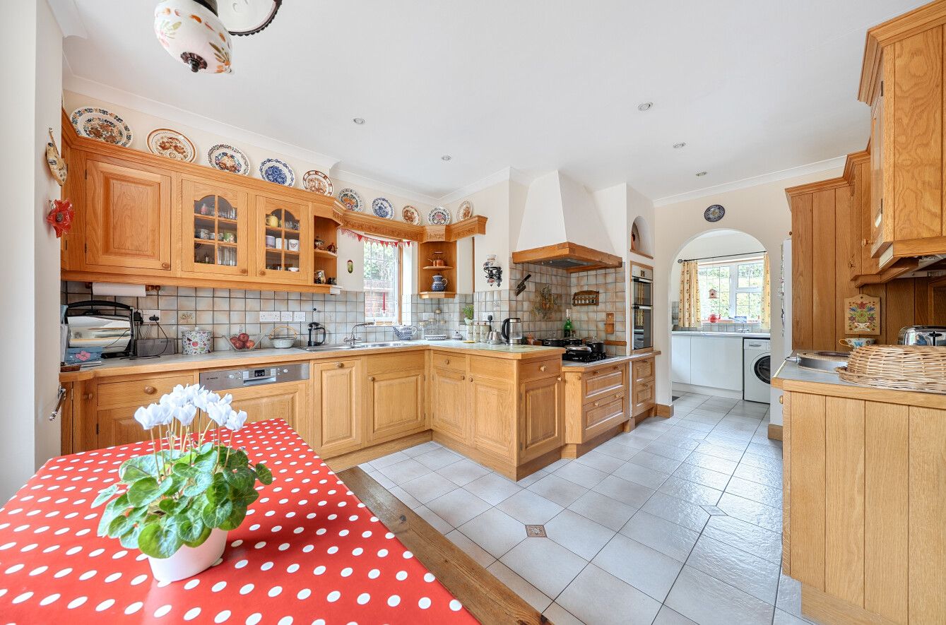 5 bedroom detached house For Sale in Sevenoaks - Photograph 3