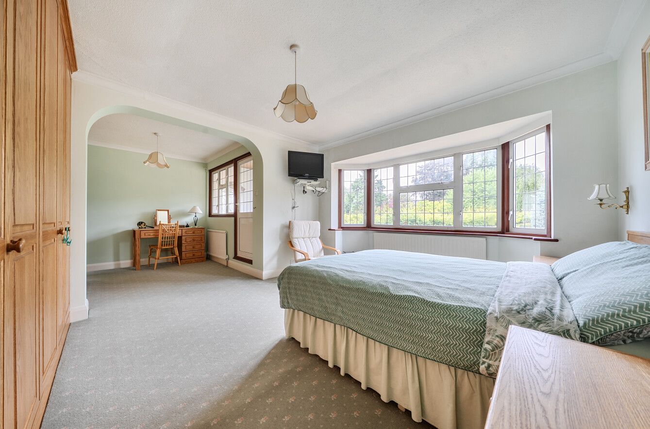 5 bedroom detached house For Sale in Sevenoaks - Photograph 9