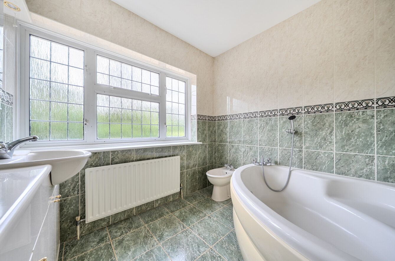 5 bedroom detached house For Sale in Sevenoaks - Photograph 14