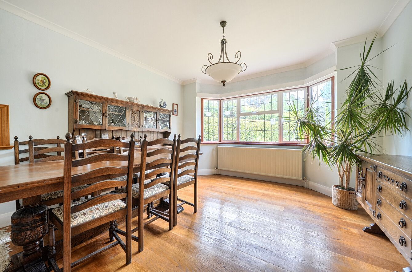 5 bedroom detached house For Sale in Sevenoaks - Photograph 6