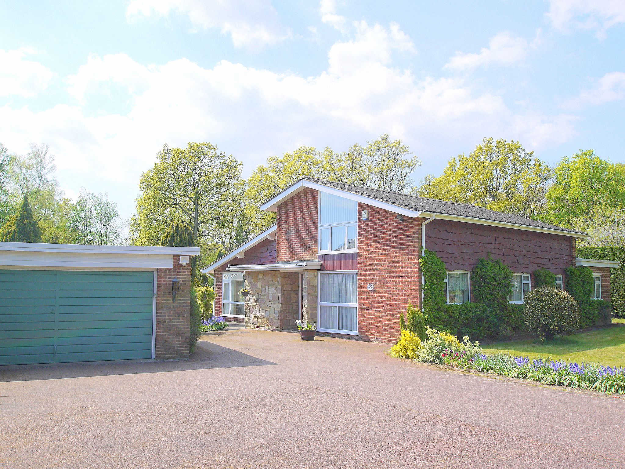 4 bedroom detached house Sold in Sevenoaks - Photograph 1