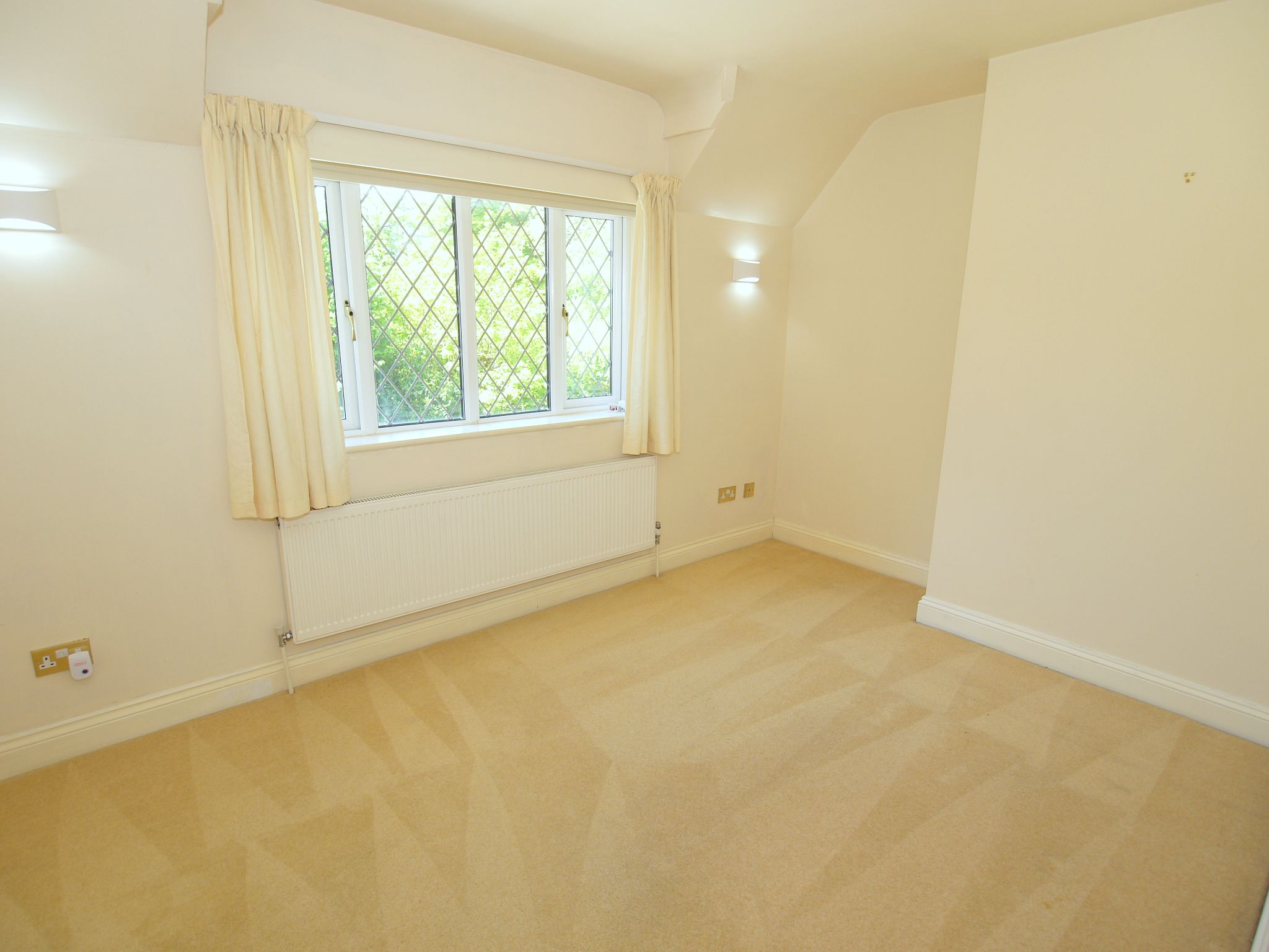 5 bedroom detached house Sold in Sevenoaks - Photograph 17