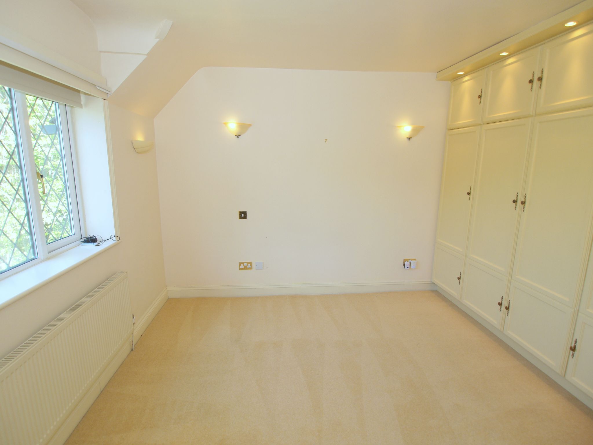 5 bedroom detached house Sold in Sevenoaks - Photograph 16