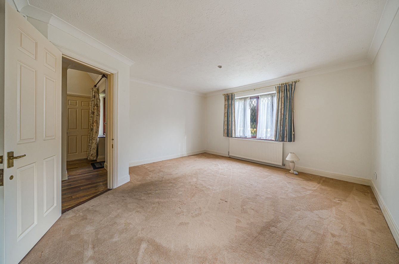 5 bedroom detached house Sold in Sevenoaks - Photograph 13