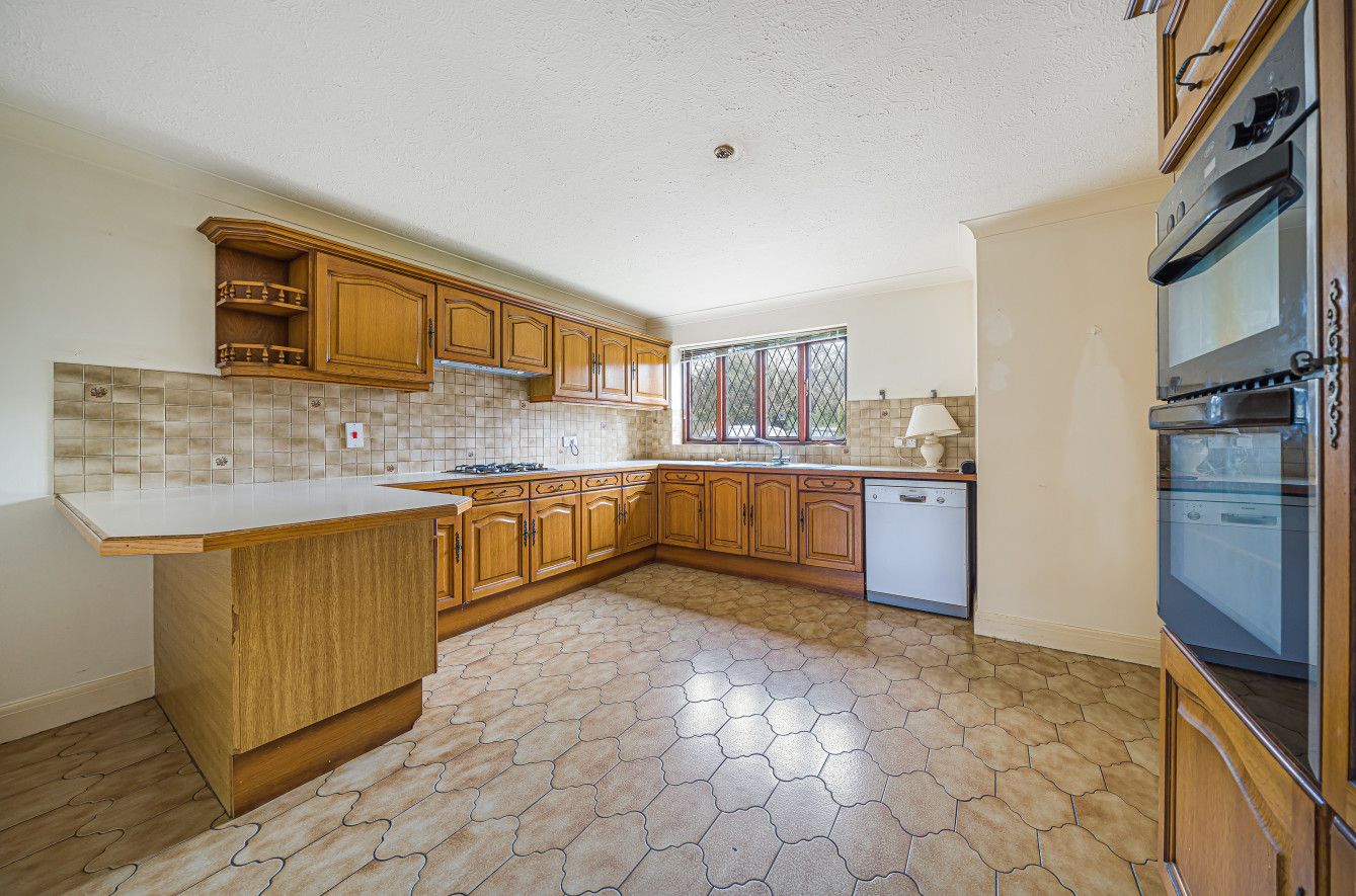 5 bedroom detached house Sold in Sevenoaks - Photograph 4