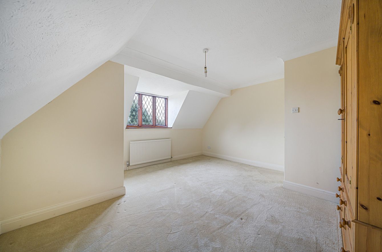 5 bedroom detached house Sold in Sevenoaks - Photograph 12