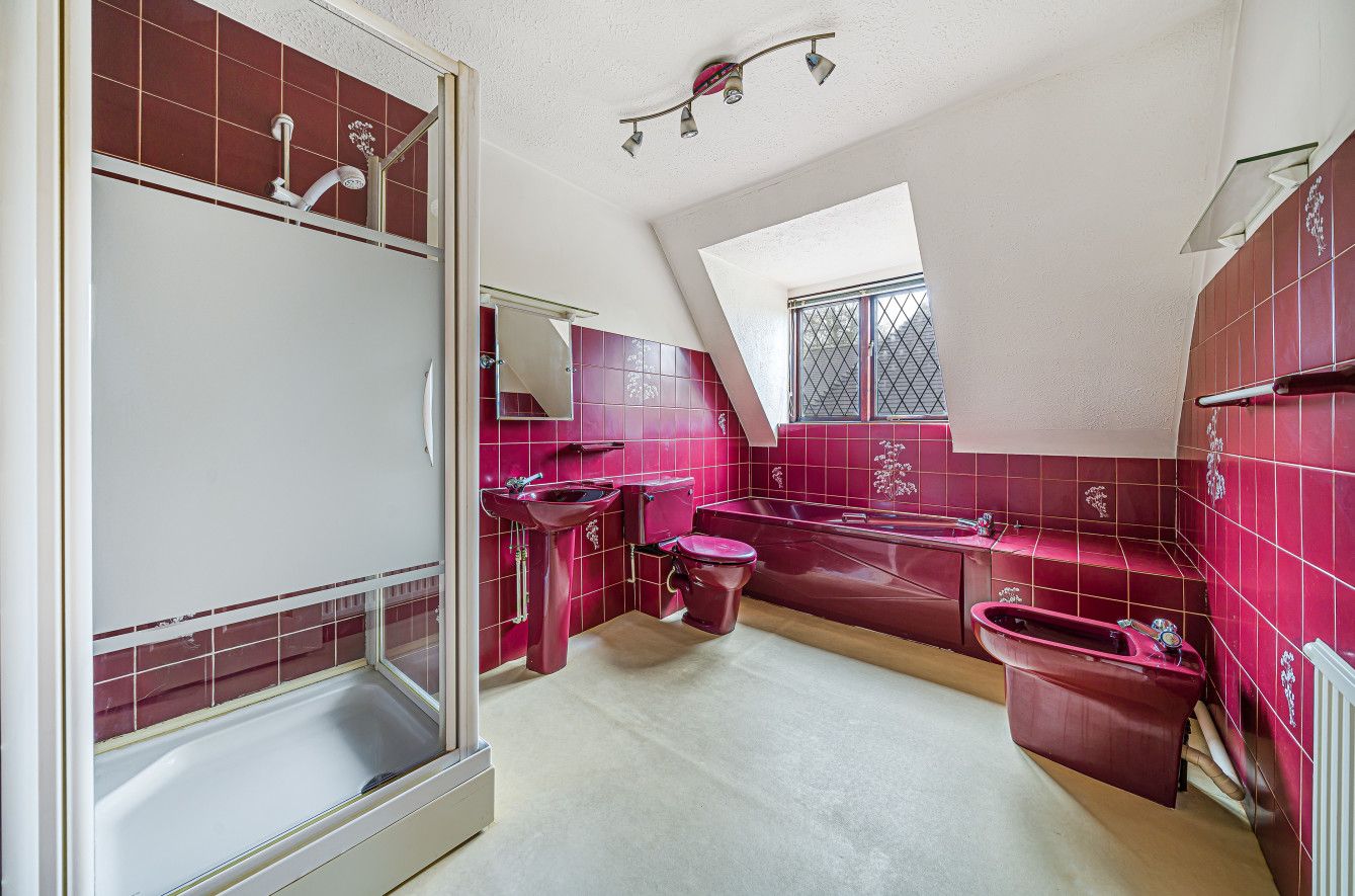 5 bedroom detached house Sold in Sevenoaks - Photograph 14