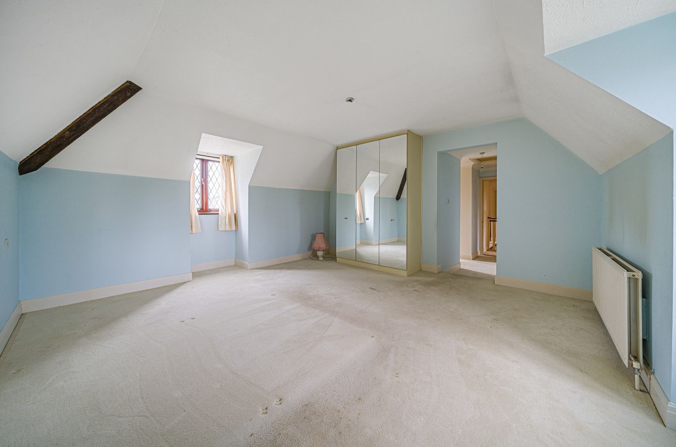 5 bedroom detached house Sold in Sevenoaks - Photograph 6