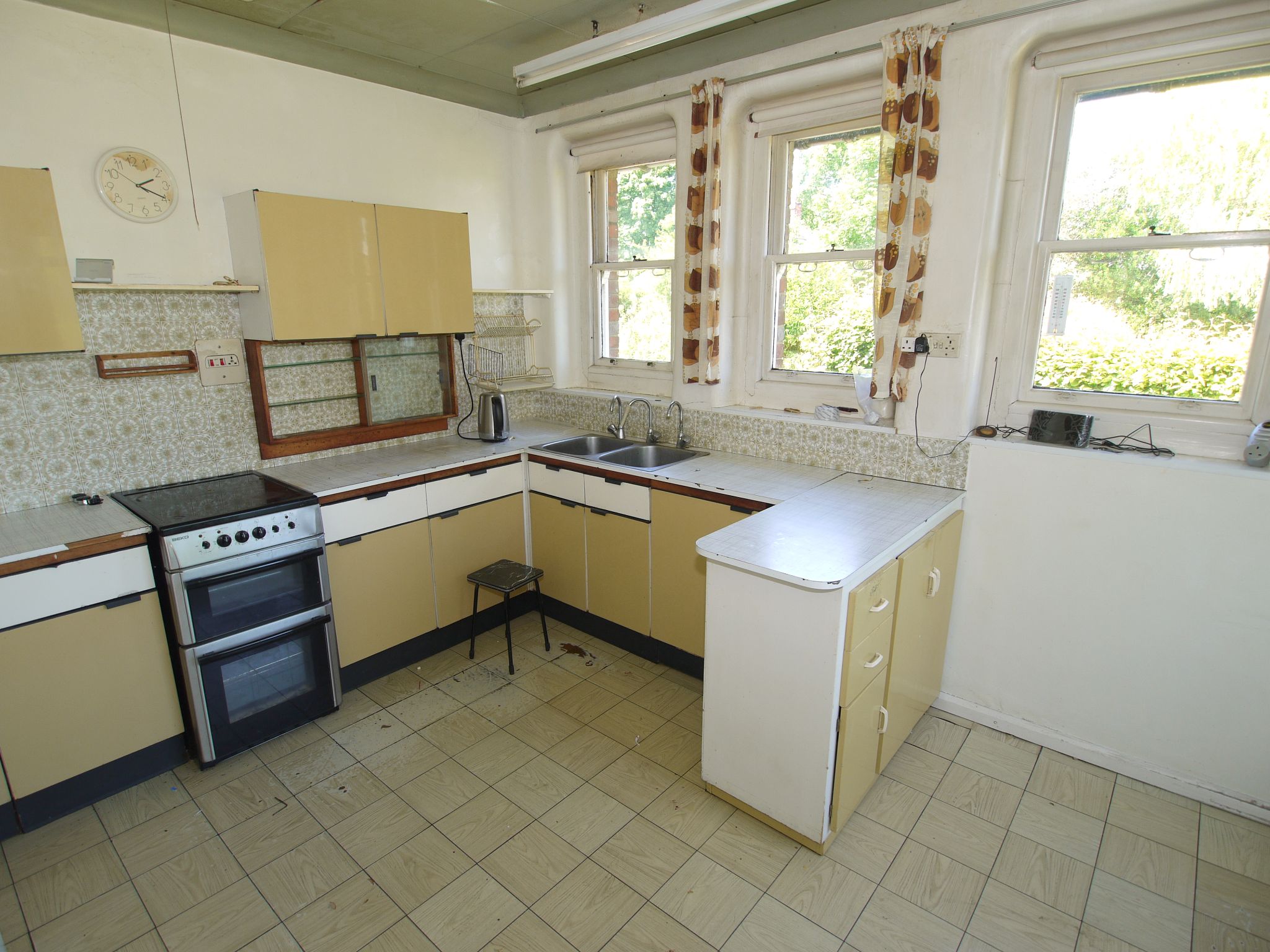 4 bedroom detached bungalow Sold in Sevenoaks - Photograph 9