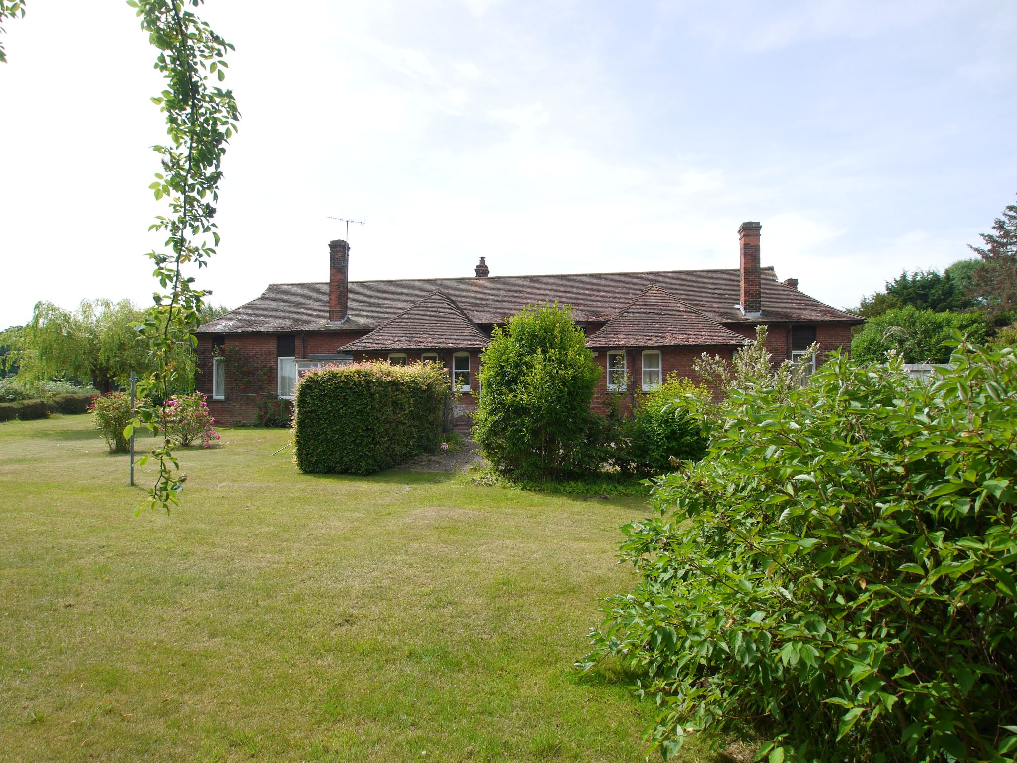 4 bedroom detached bungalow Sold in Sevenoaks - Photograph 4