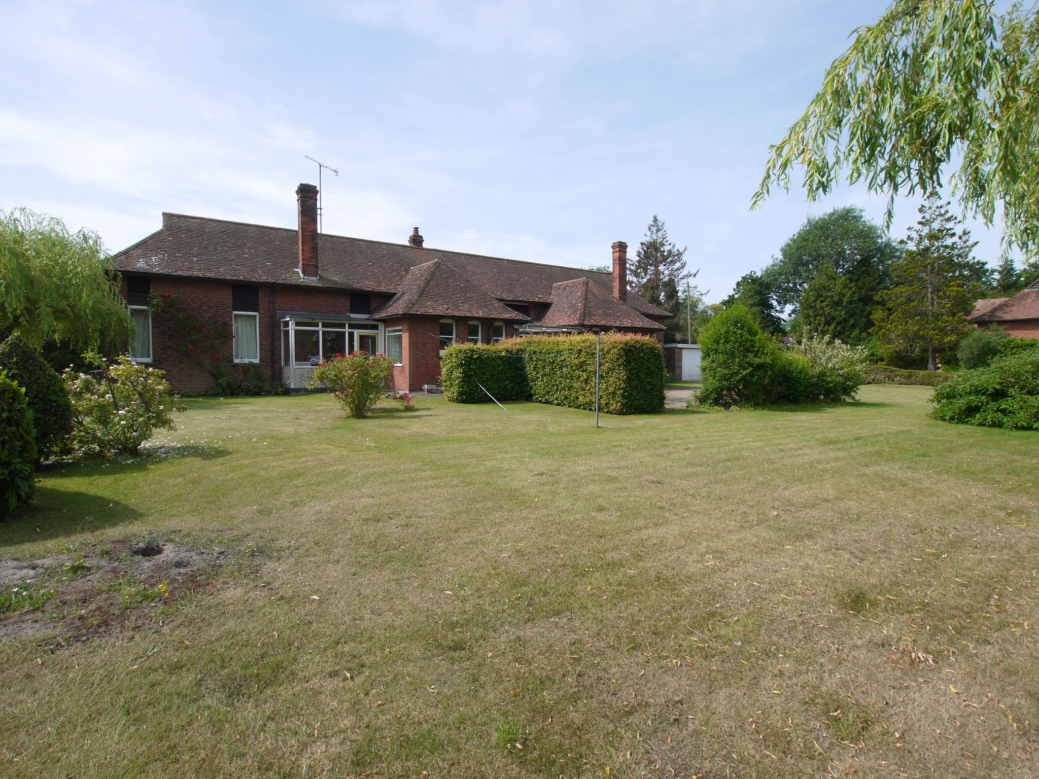 4 bedroom detached bungalow Sold in Sevenoaks - Photograph 1