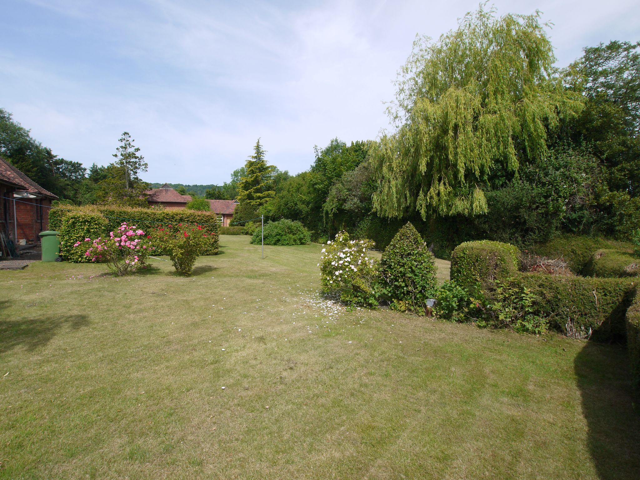 4 bedroom detached bungalow Sold in Sevenoaks - Photograph 8