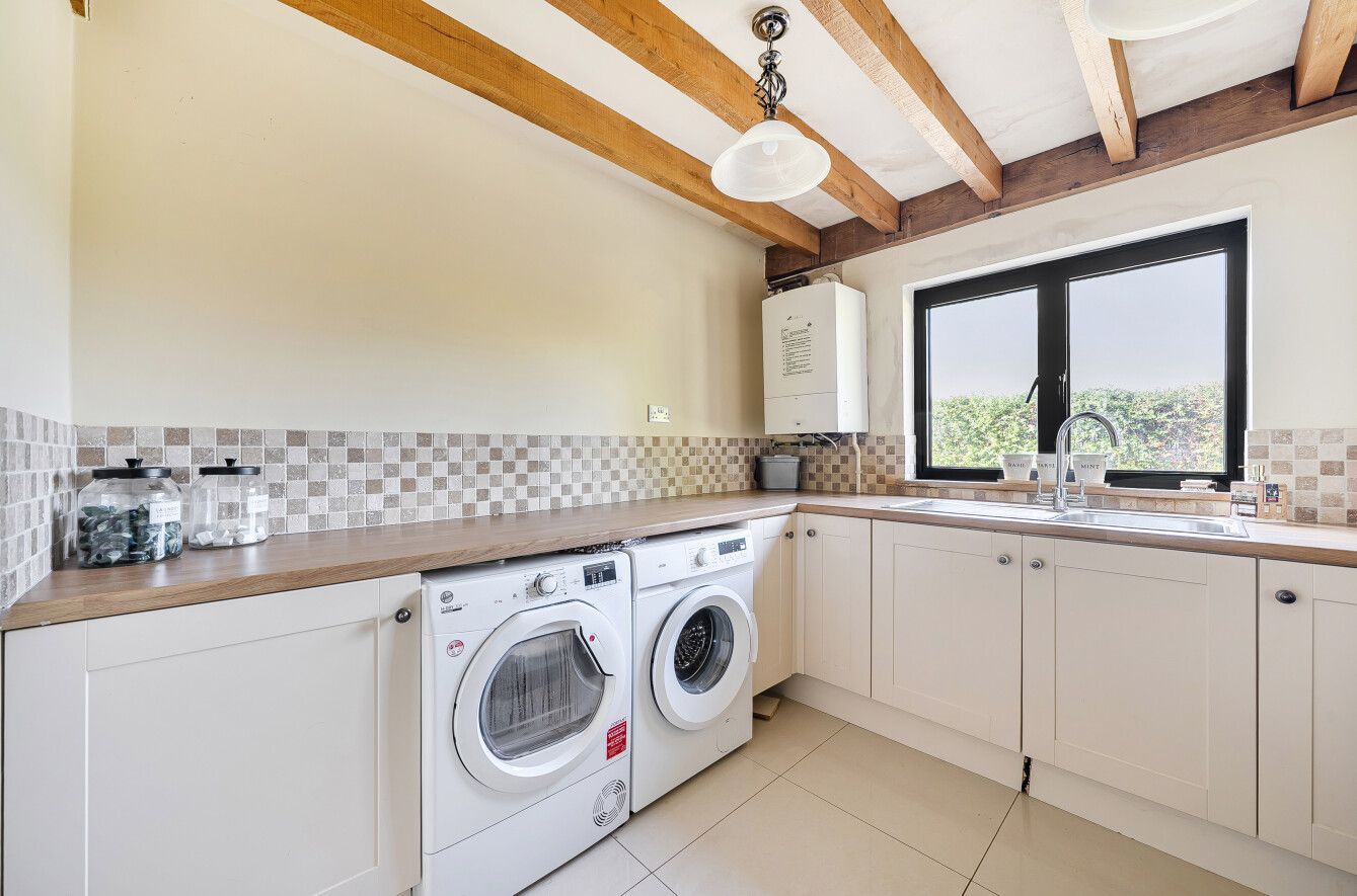 4 bedroom detached house For Sale in Tonbridge - Photograph 8