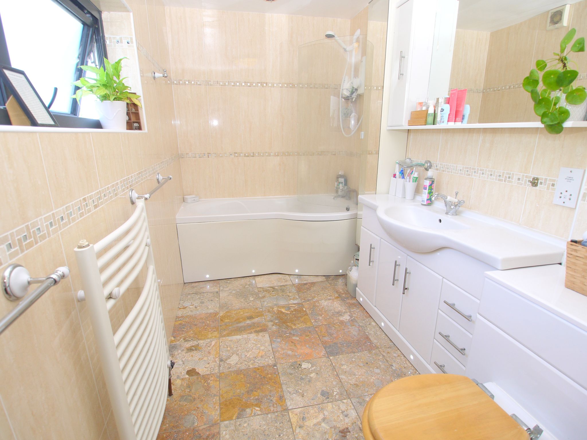 5 bedroom semi-detached house For Sale in Sevenoaks - Photograph 8