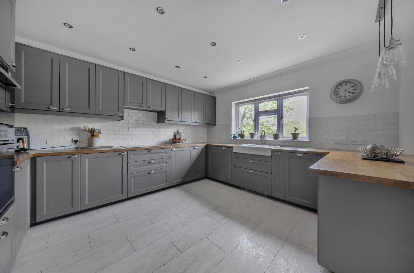 5 bedroom detached house Sold in Knockholt - Photograph 5