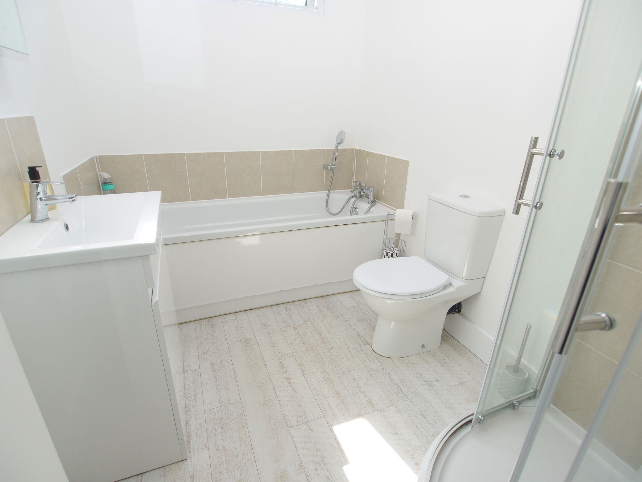3 bedroom semi-detached house For Sale in Sevenoaks - Photograph 8