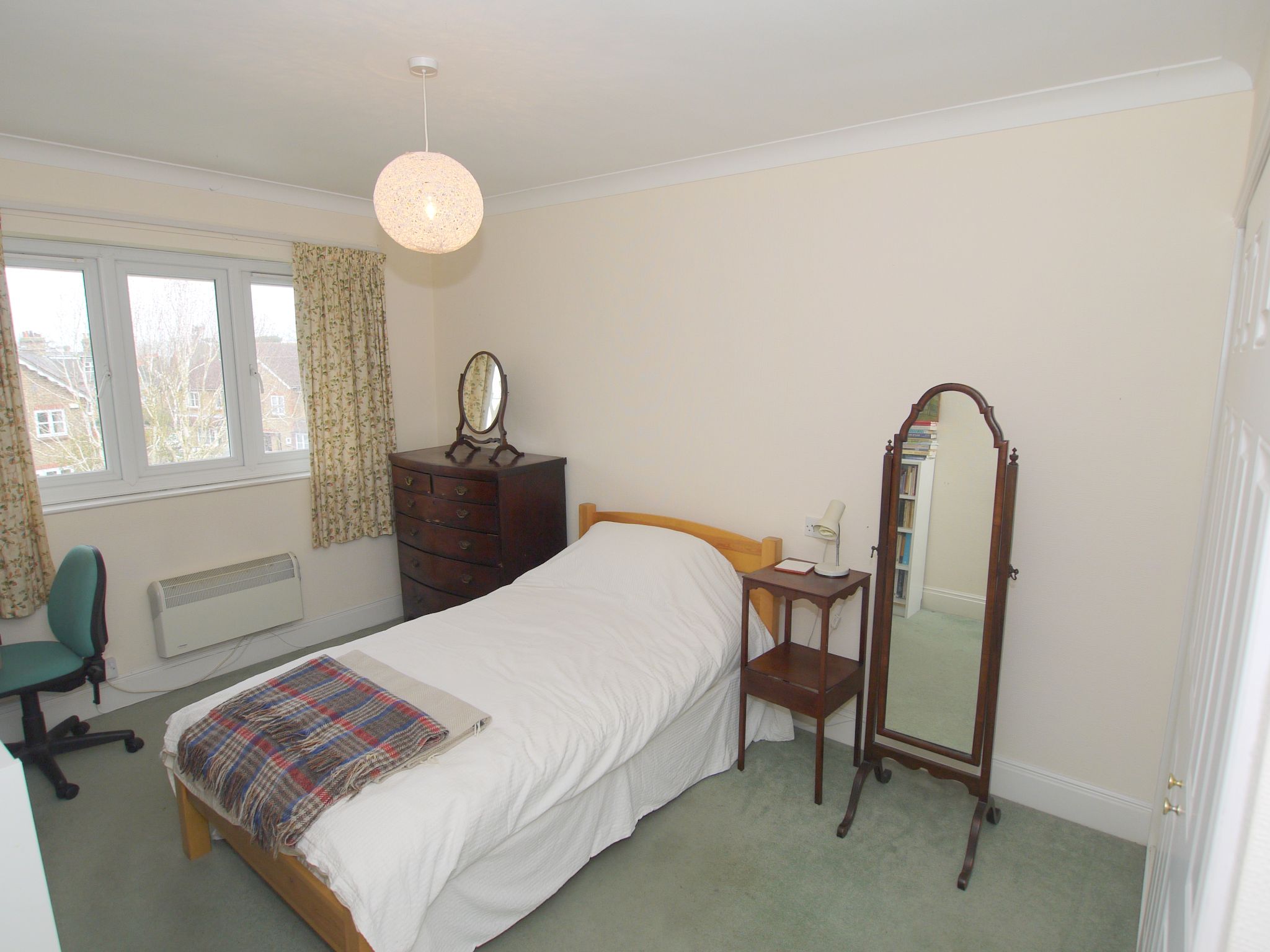 1 bedroom apartment Sold in Sevenoaks - Photograph 2