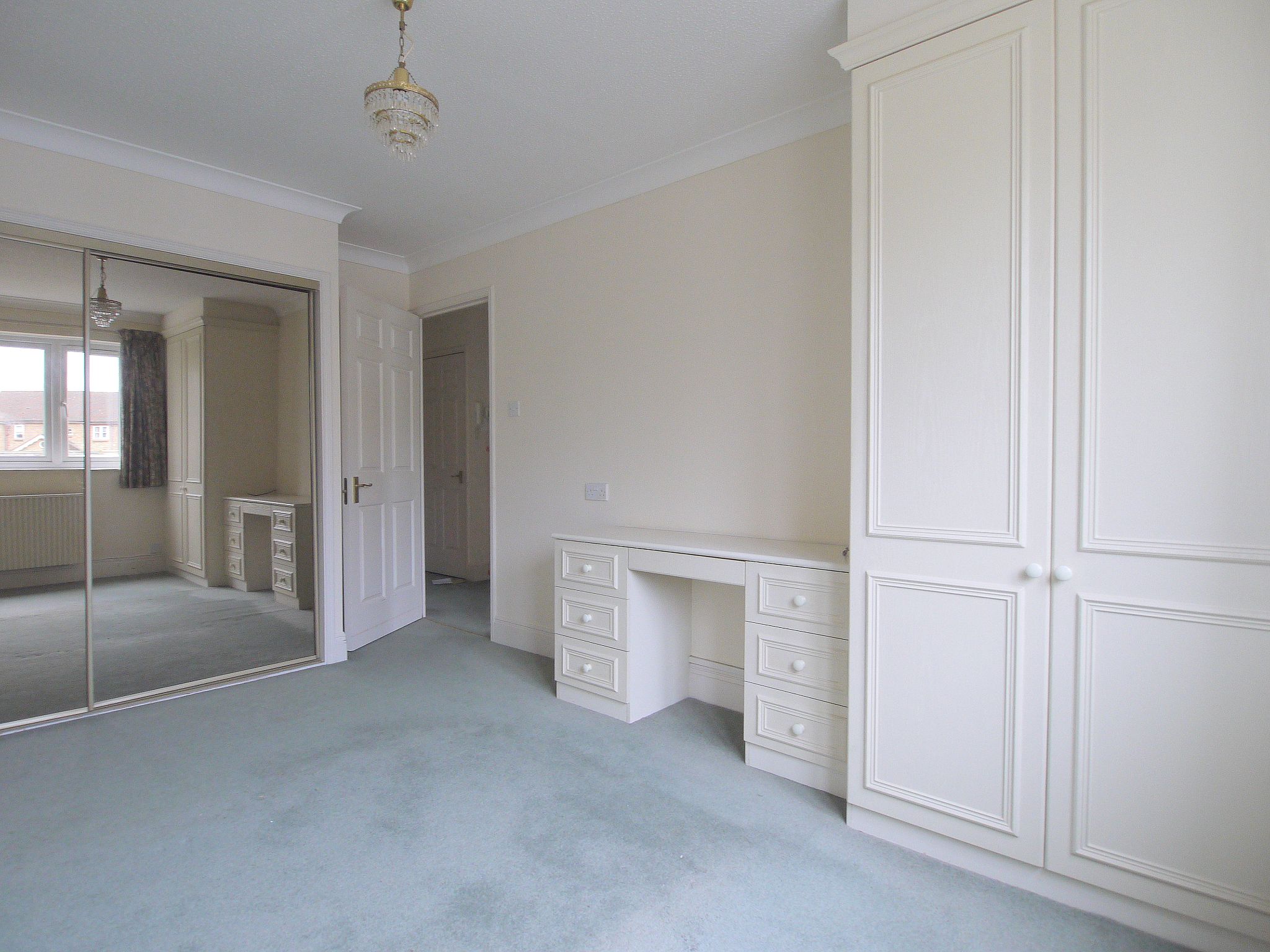 1 bedroom apartment Sold in Sevenoaks - Photograph 5