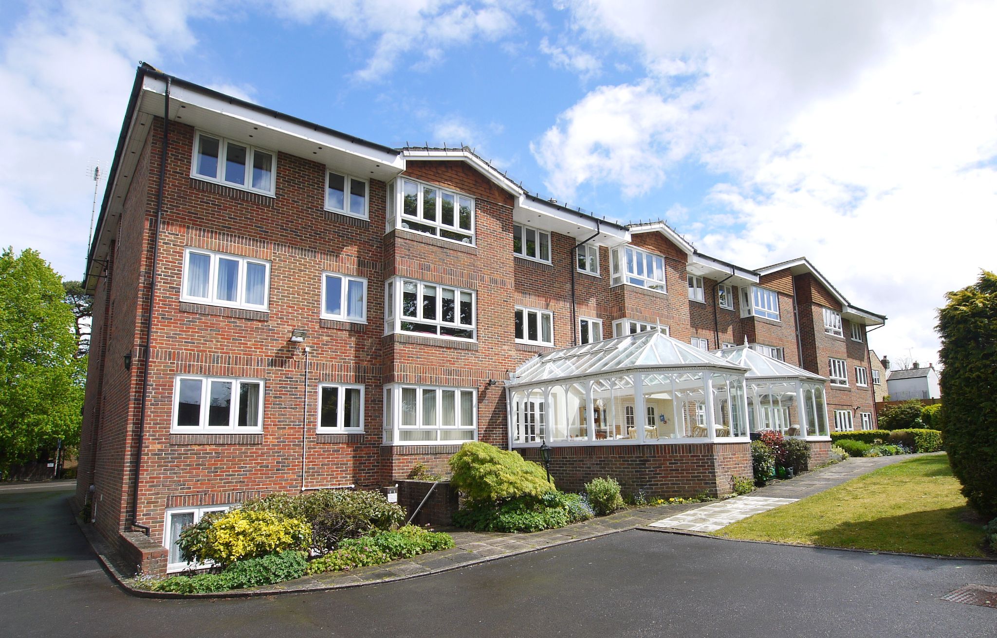1 bedroom apartment Sold in Sevenoaks - Photograph 1