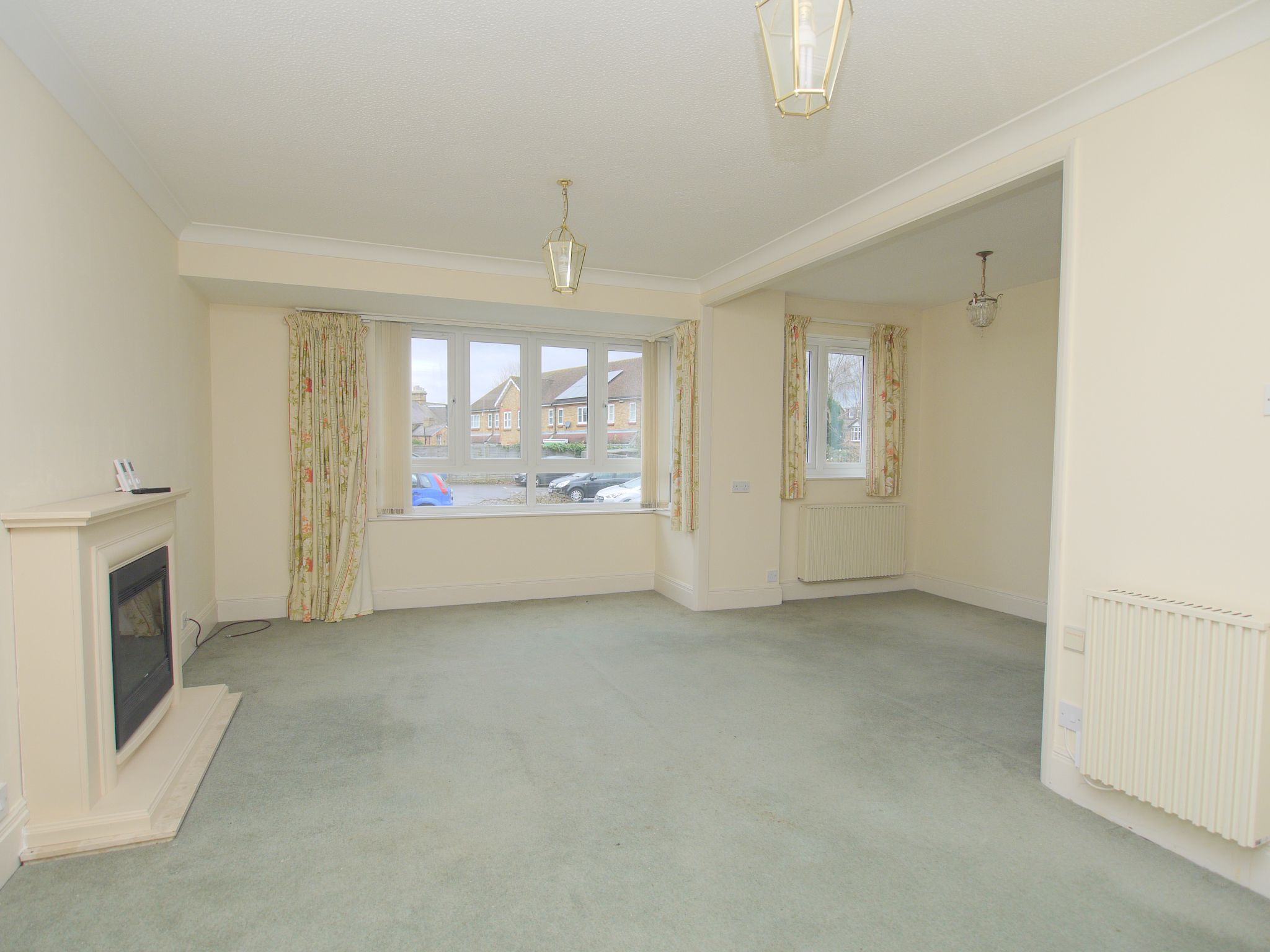 1 bedroom apartment Sold in Sevenoaks - Photograph 2