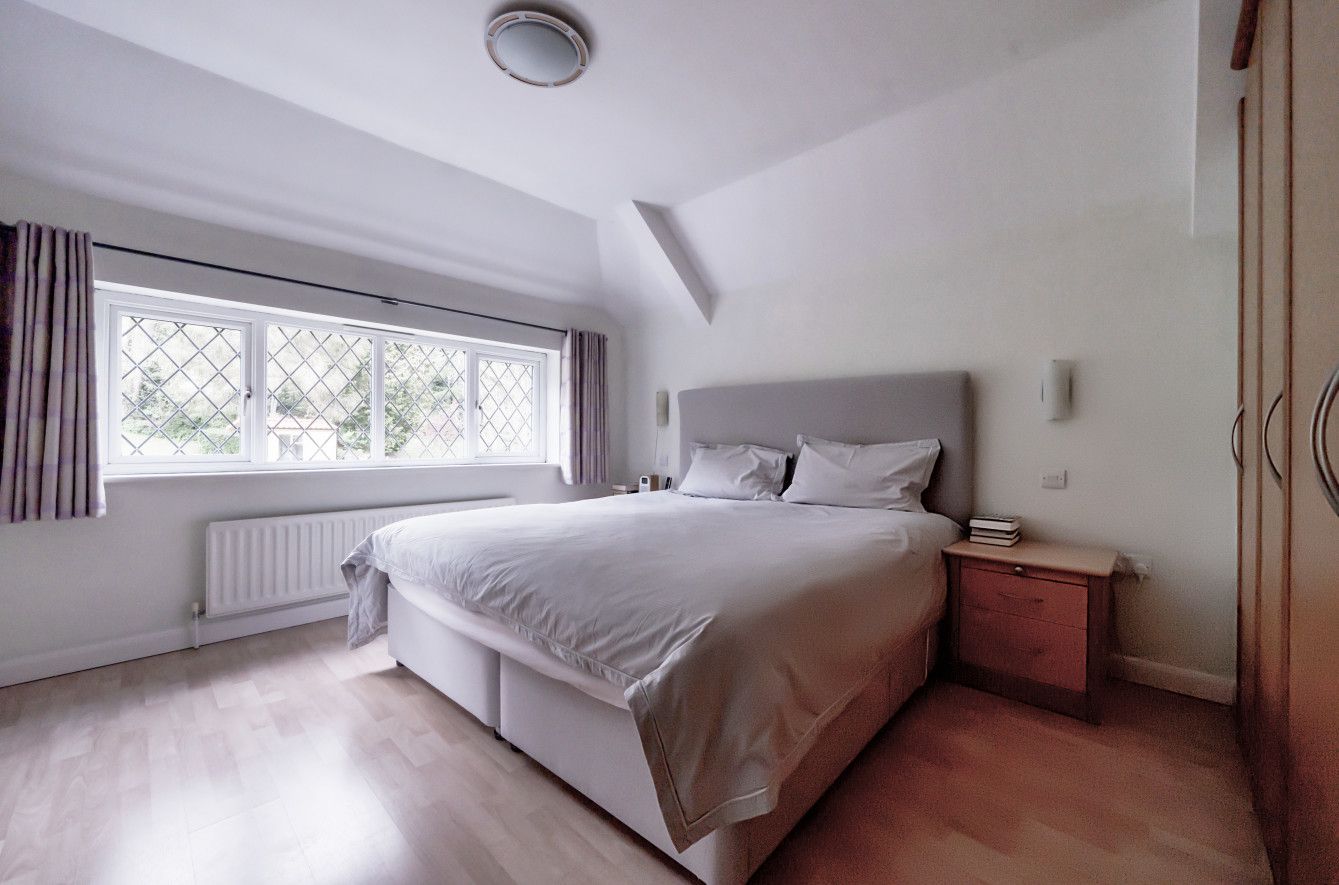 5 bedroom detached house Sold in Sevenoaks - Photograph 10