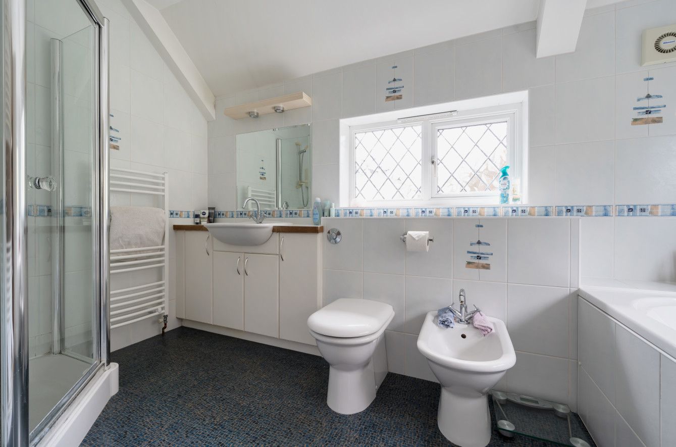 5 bedroom detached house Sold in Sevenoaks - Photograph 12