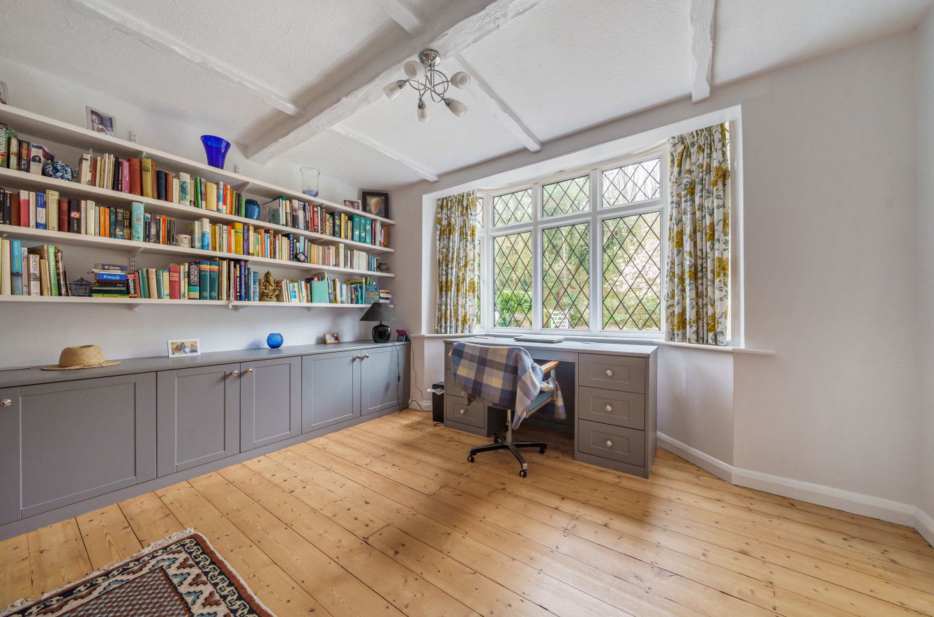 5 bedroom detached house Sold in Sevenoaks - Photograph 6