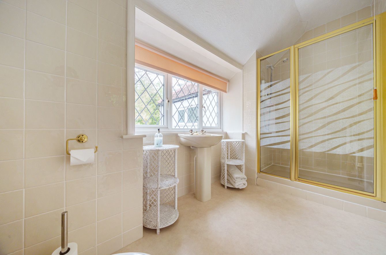 5 bedroom detached house Sold in Sevenoaks - Photograph 7