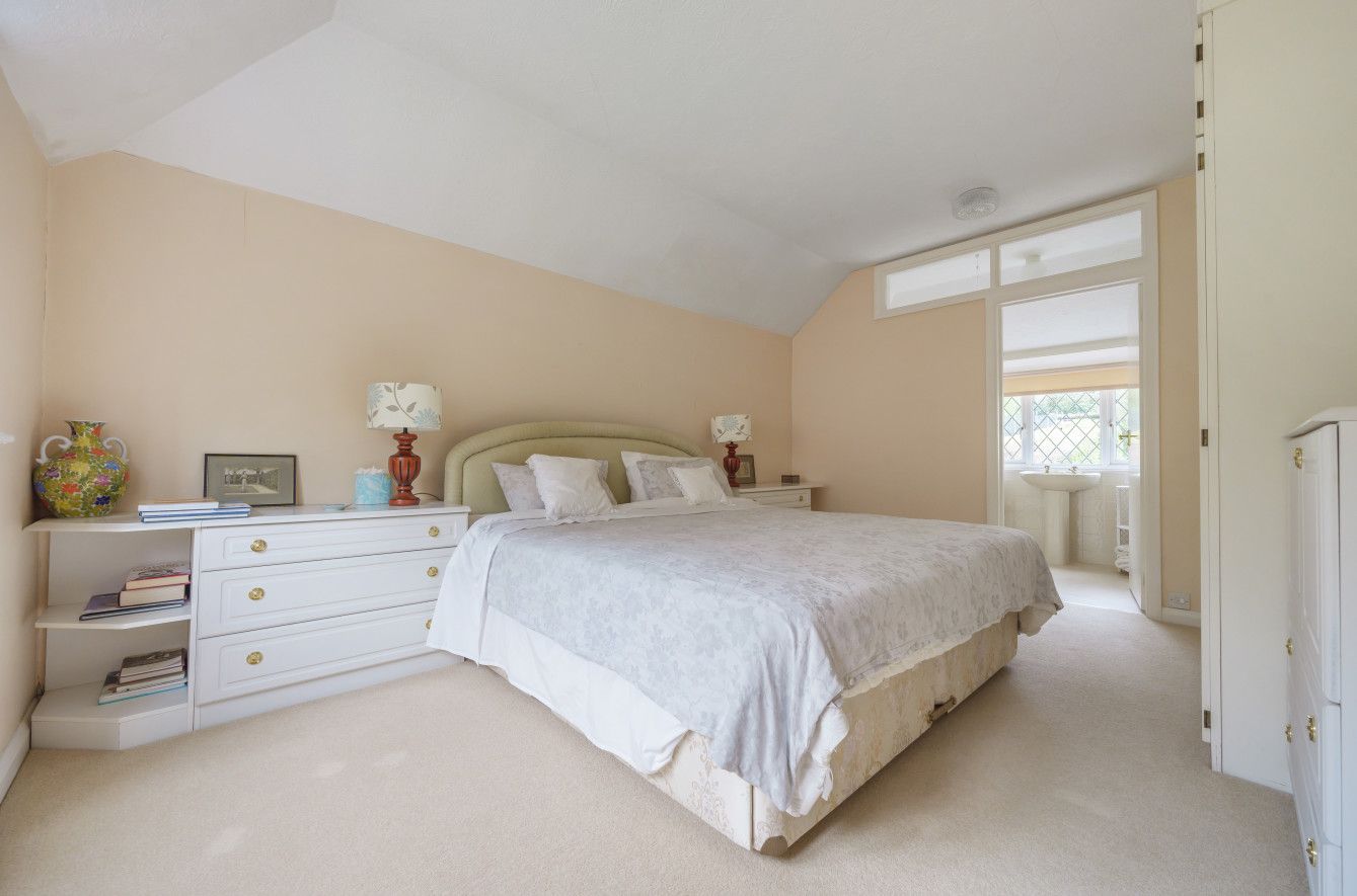 5 bedroom detached house Sold in Sevenoaks - Photograph 5