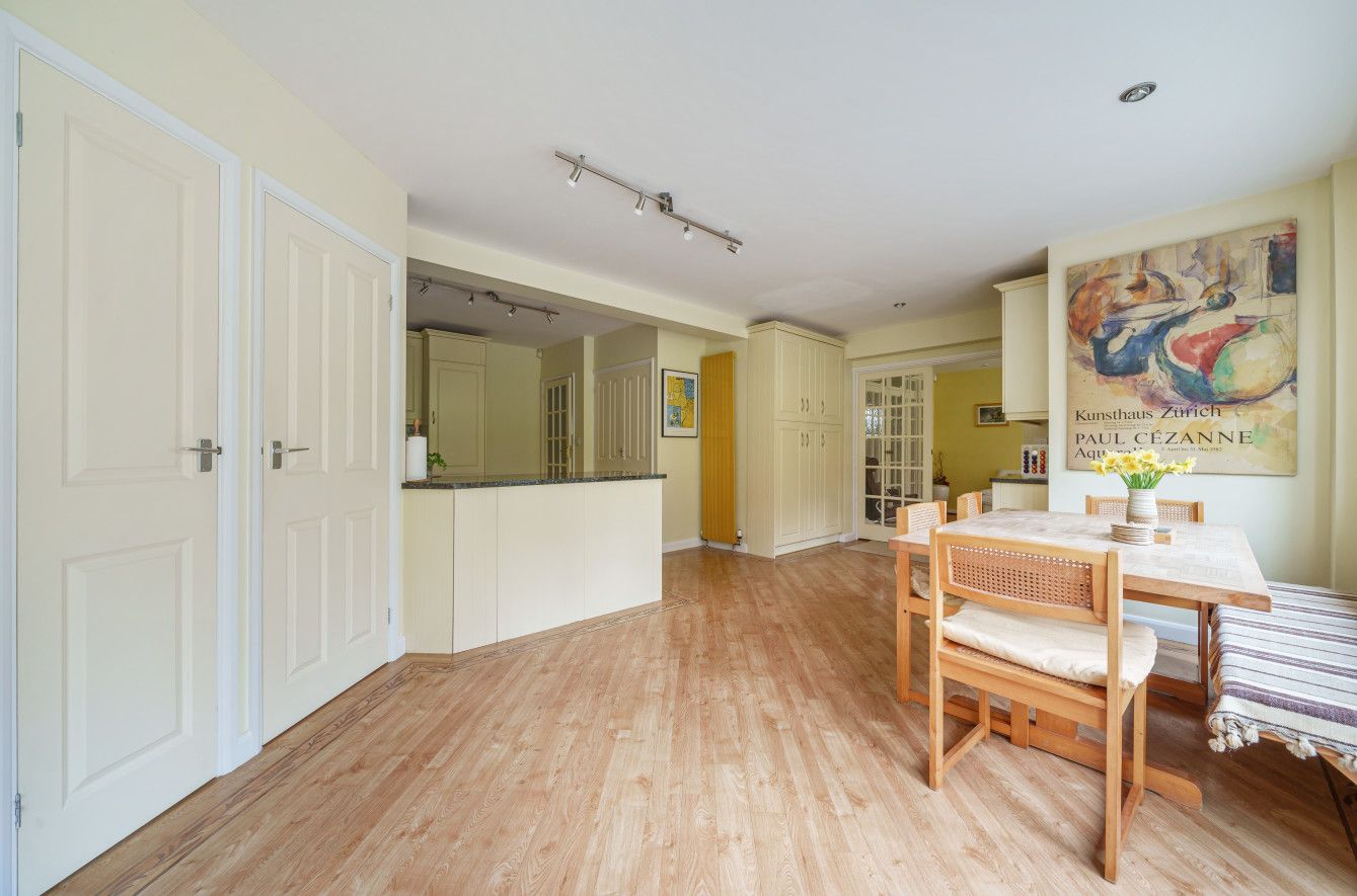 5 bedroom detached house Sold in Sevenoaks - Photograph 3