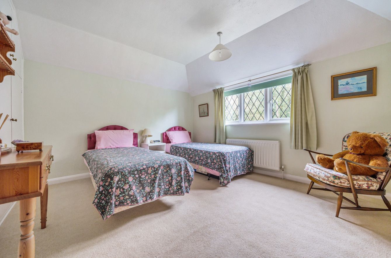 5 bedroom detached house Sold in Sevenoaks - Photograph 8