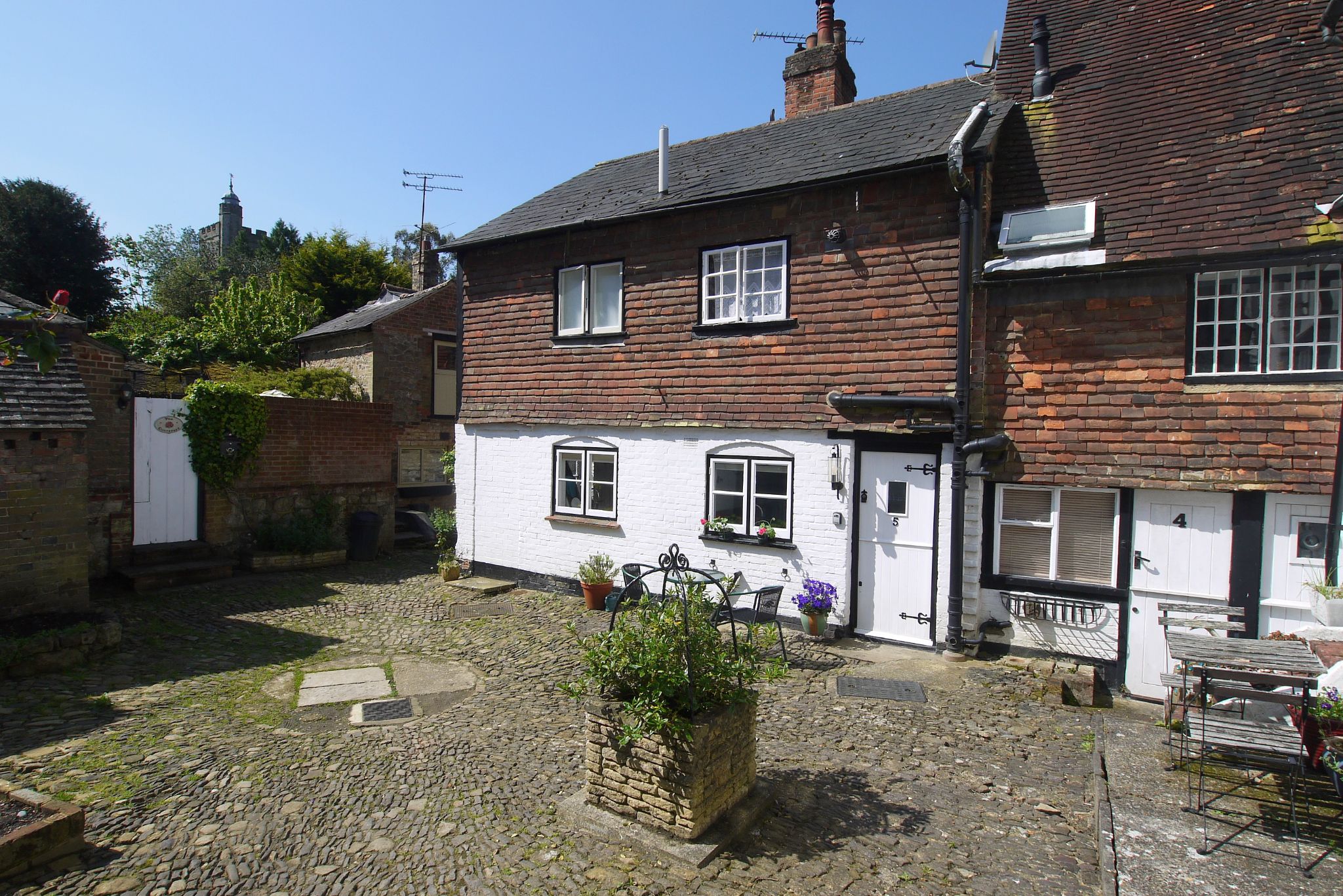 1 bedroom mid terraced house Sold in Sevenoaks - Photograph 1
