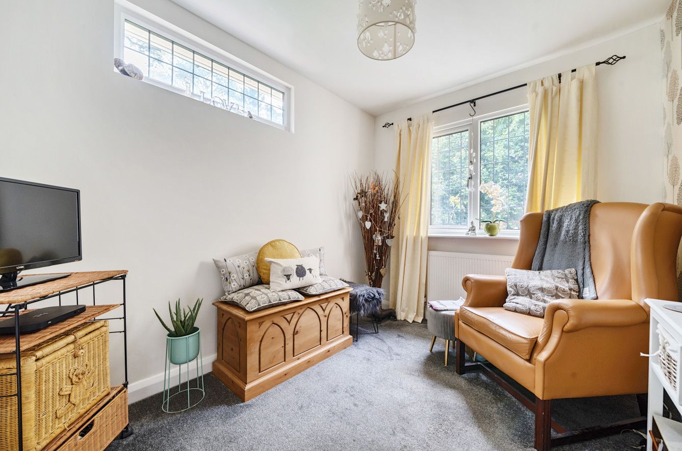 3 bedroom detached house Sold in Sevenoaks - Photograph 8