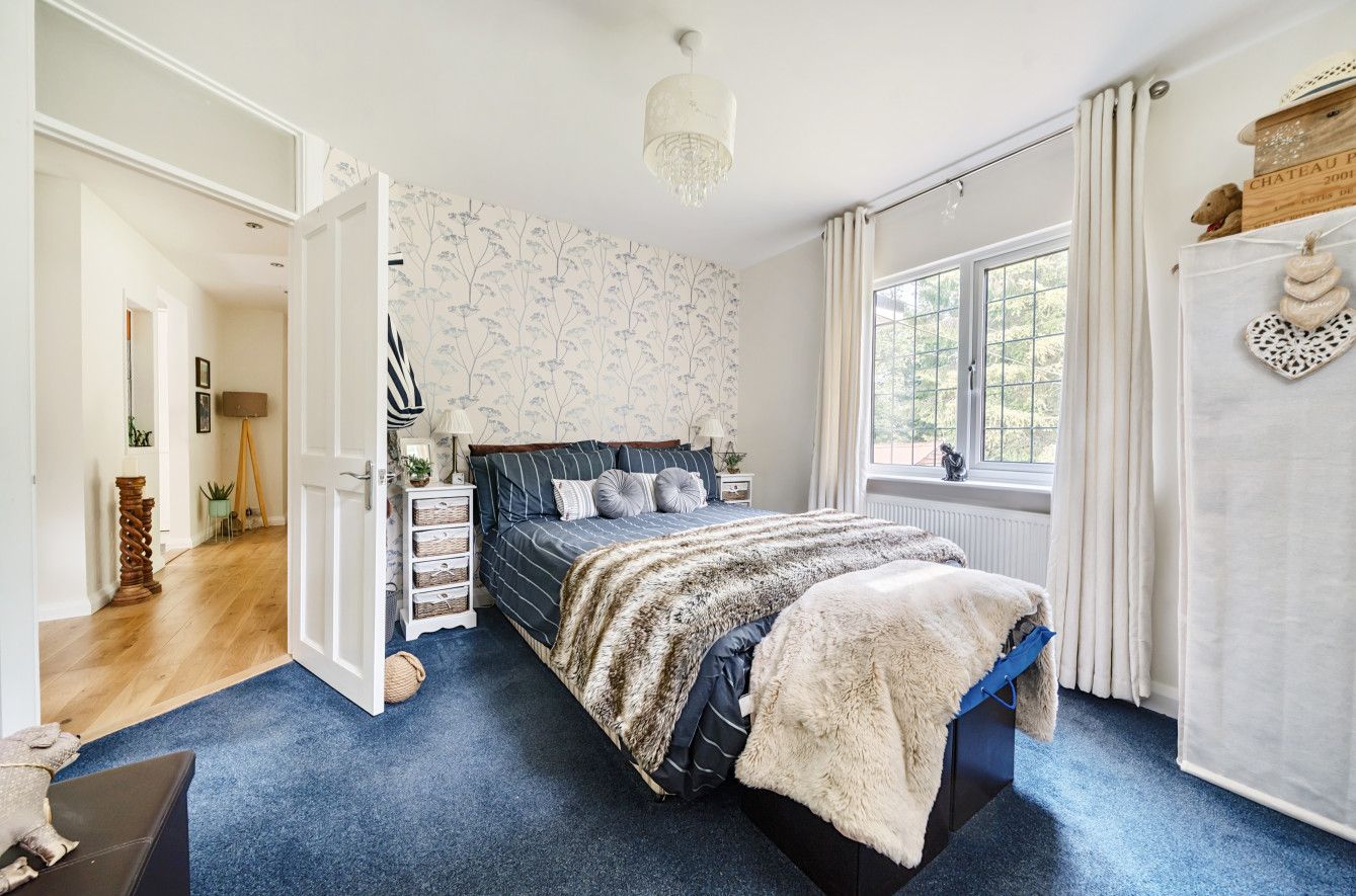 3 bedroom detached house Sold in Sevenoaks - Photograph 7