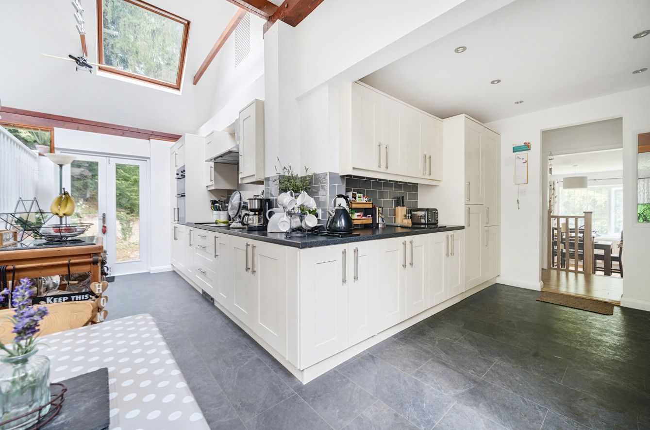 3 bedroom detached house Sold in Sevenoaks - Photograph 3