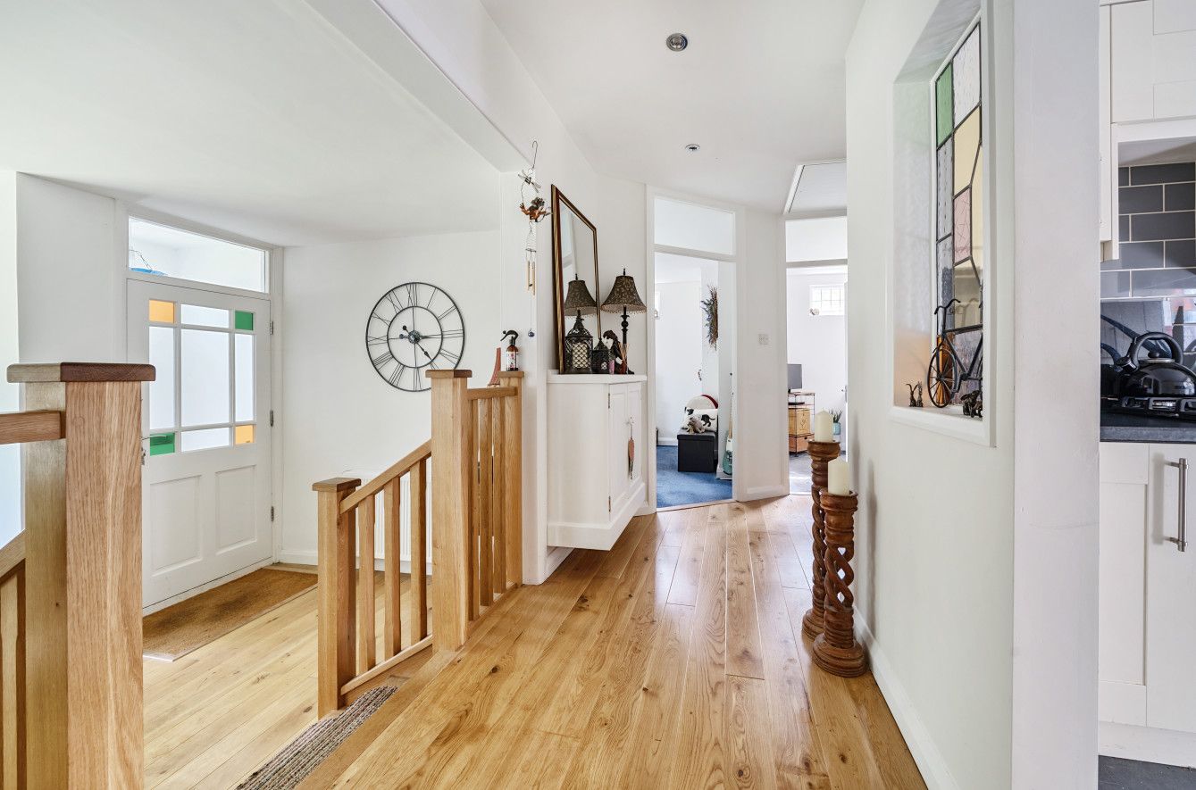 3 bedroom detached house Sold in Sevenoaks - Photograph 4