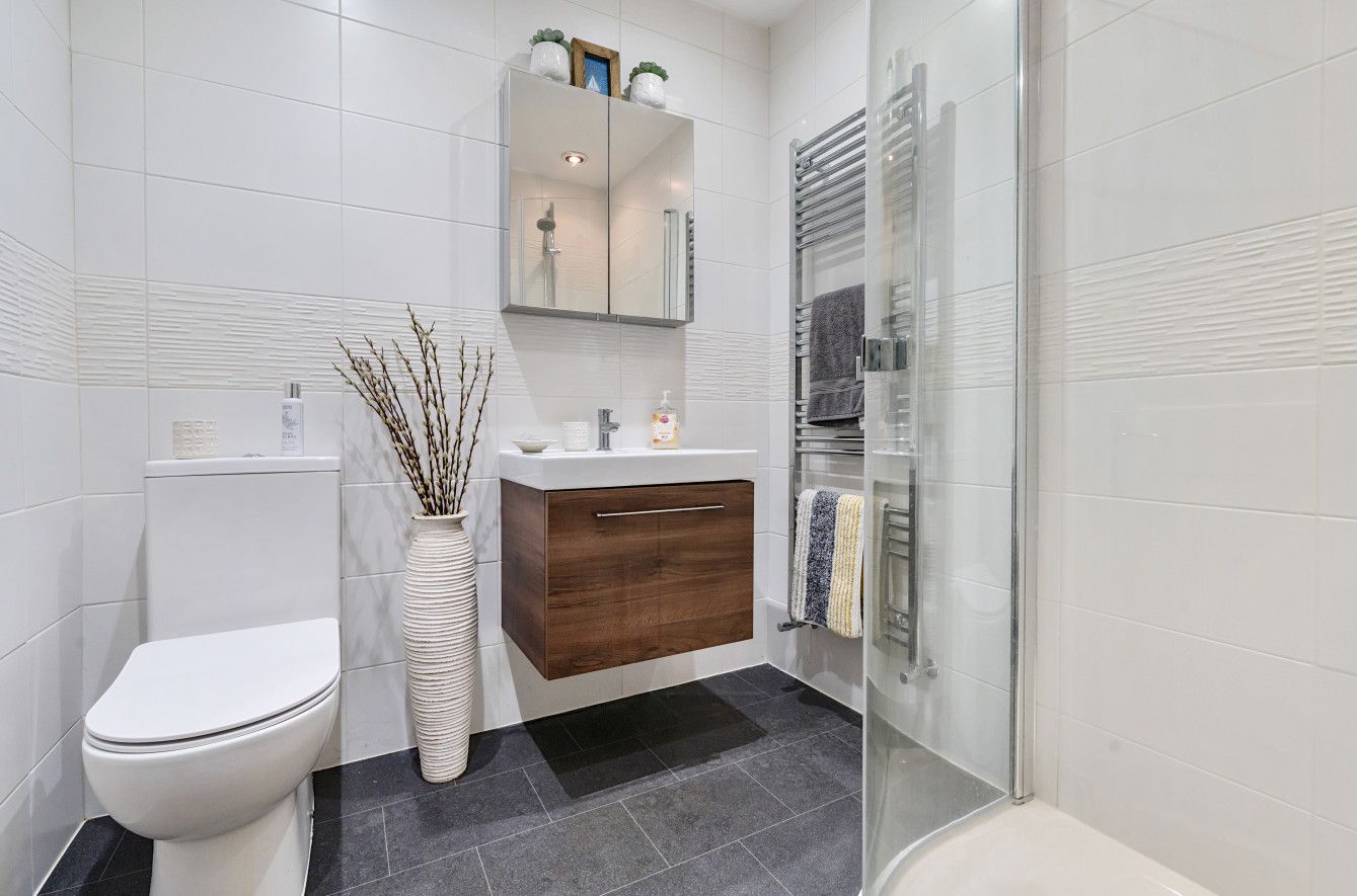 3 bedroom detached house Sold in Sevenoaks - Photograph 6