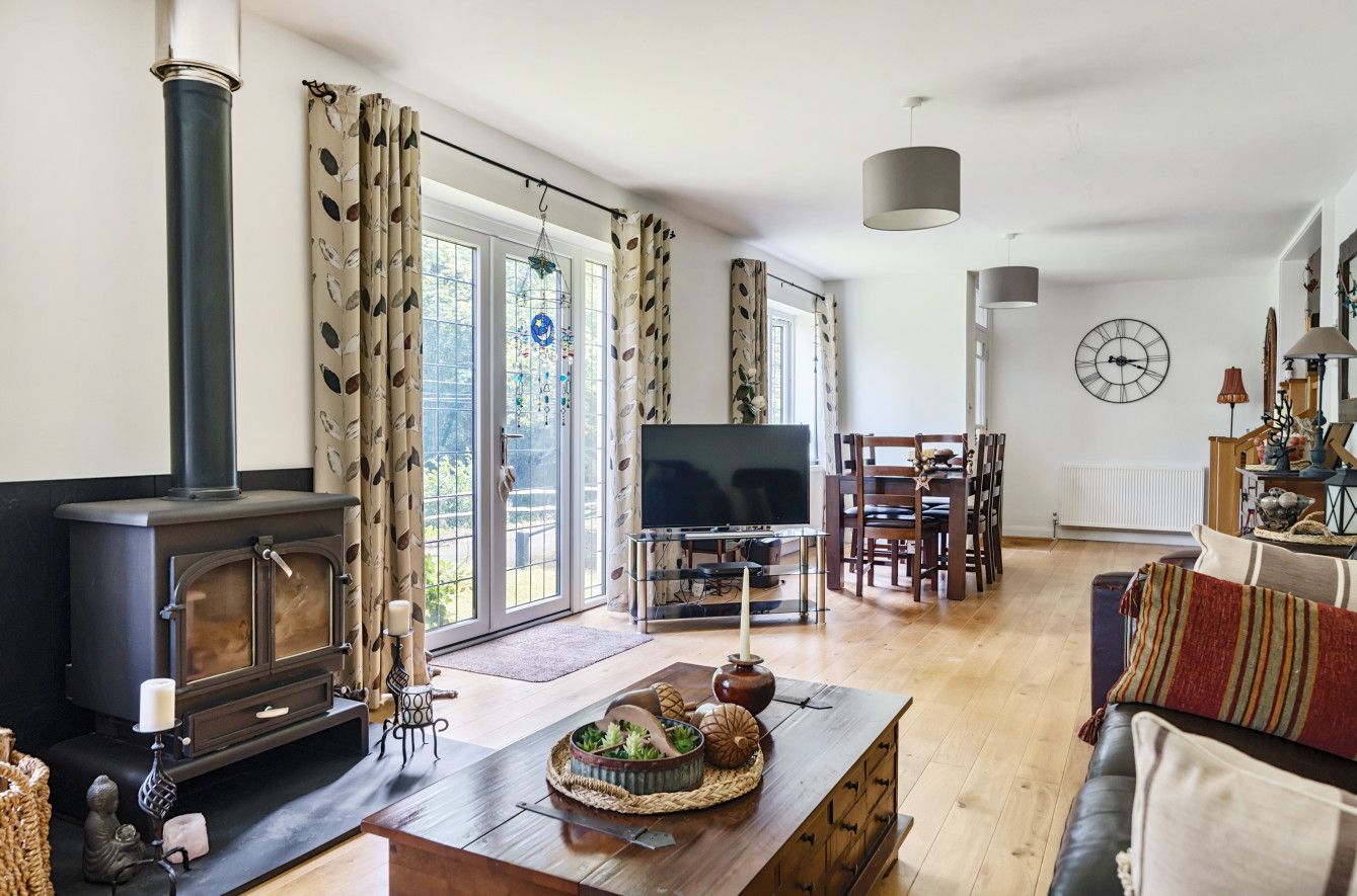 3 bedroom detached house Sold in Sevenoaks - Photograph 10
