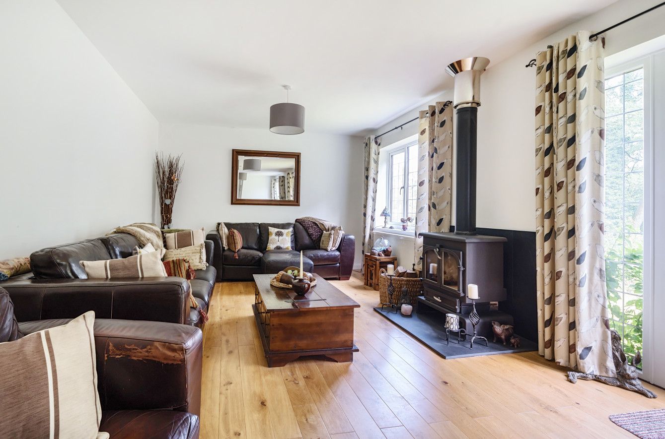 3 bedroom detached house Sold in Sevenoaks - Photograph 2