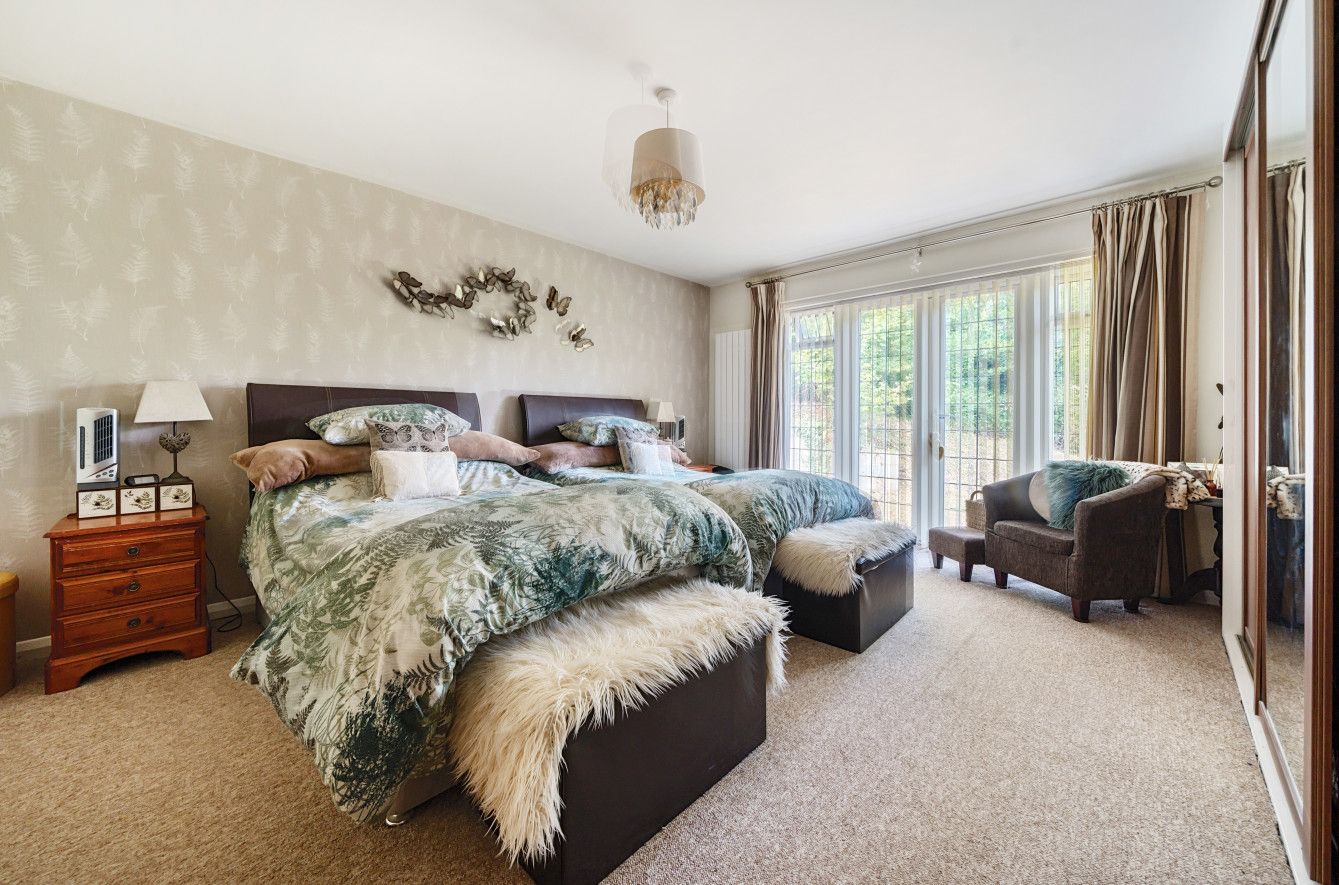 3 bedroom detached house Sold in Sevenoaks - Photograph 5