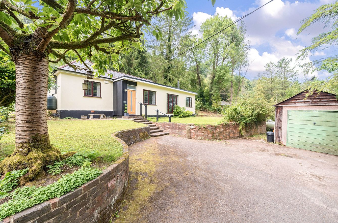 3 bedroom detached house Sold in Sevenoaks - Photograph 1