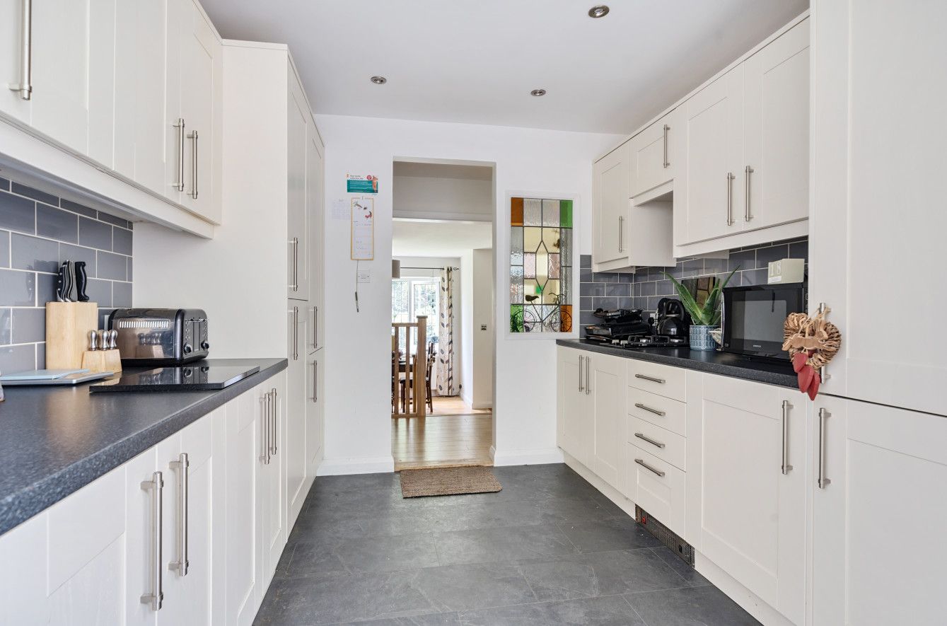 3 bedroom detached house Sold in Sevenoaks - Photograph 9